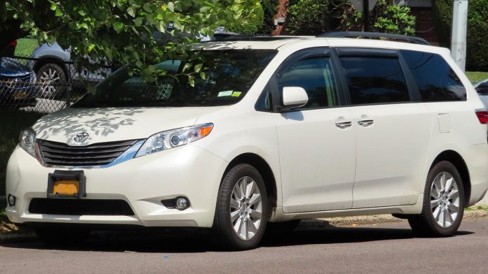 Мінівени Toyota: Sienna, Previa, Verso - який вибрати і скільки коштує Мінівен Toyota Sienna білий вид спереду