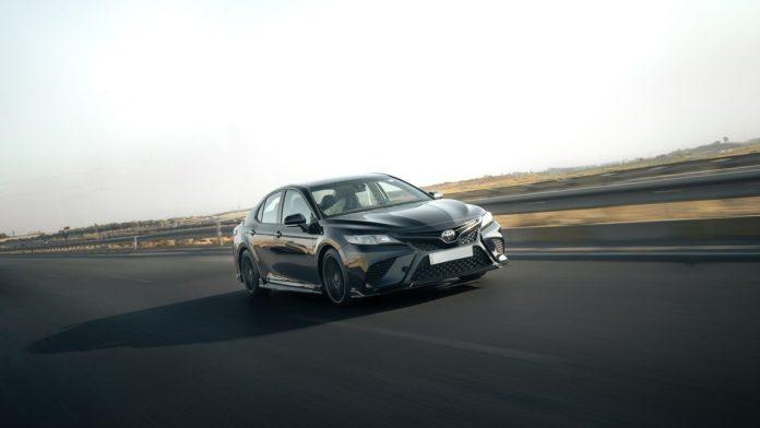 Найнадійніші б/у авто до 10 000 доларів: топ-10 моделей Toyota Camry чорний седан на трасі