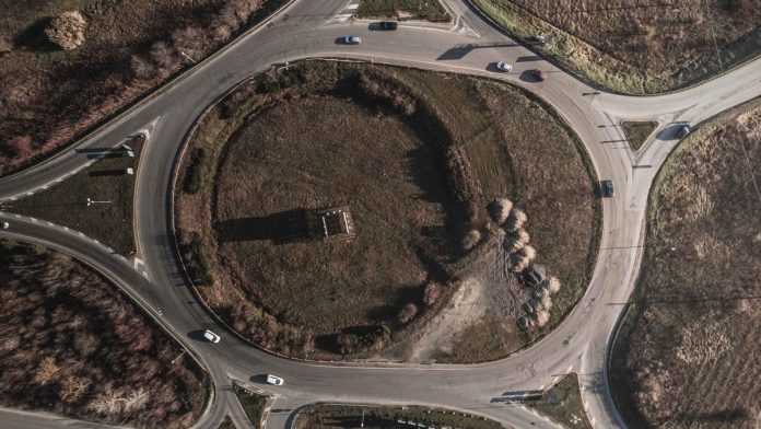 Штраф за дальнє світло і засліплення 2026: 510 грн, ст. 122 ч. 2 КУпАП, знижка і оскарження Штраф за порушення ПДР 2026