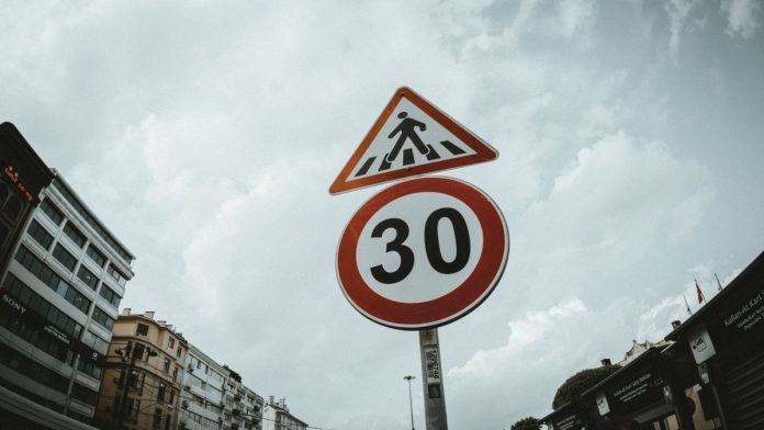 Штраф за переобладнання світла (ксенон, LED) 2026: 510 грн, ст. 122 ч. 2 КУпАП, знижка і оскарження Штраф за порушення ПДР 2026