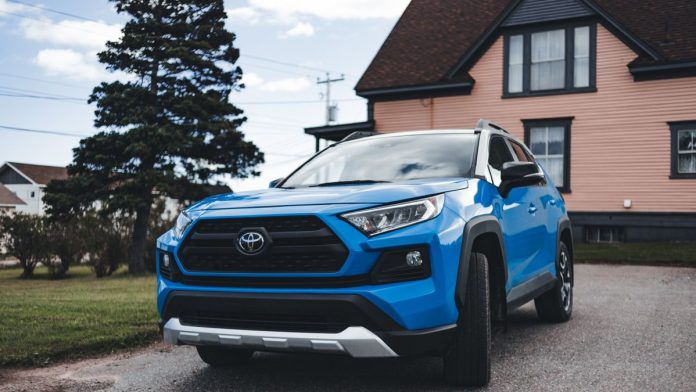 Топ-10 б/у кросоверів в Україні: який вибрати у 2026 Синій кросовер Toyota RAV4 вид спереду