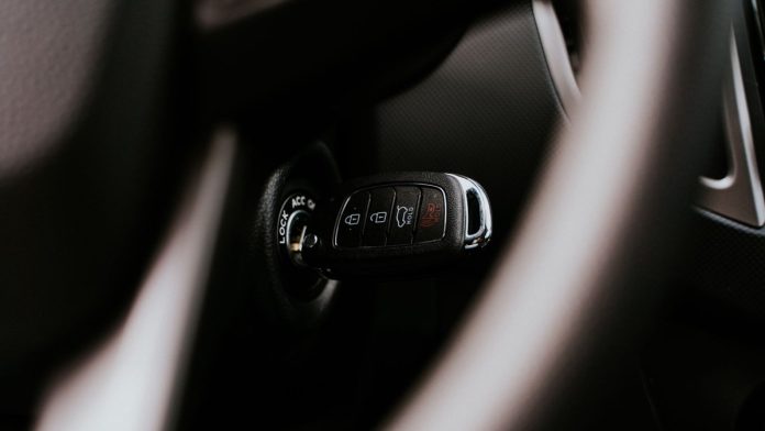 Як завести машину: механіка та автомат покроково