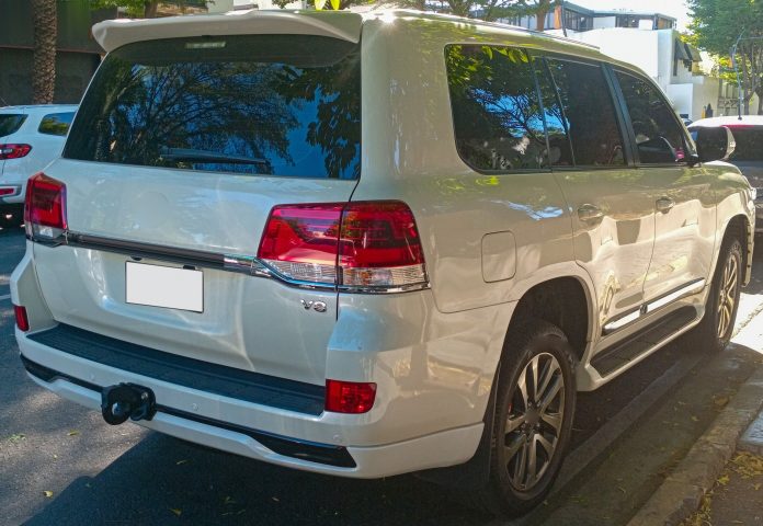 Двигун Toyota 1VD-FTV 4.5 V8 D-4D (Land Cruiser 200, LC70, LX450d): версії, ГРМ, олива, витрата оливи Toyota Land Cruiser 200 4.5 V8 D-4D з двигуном 1VD-FTV, вид ззаду