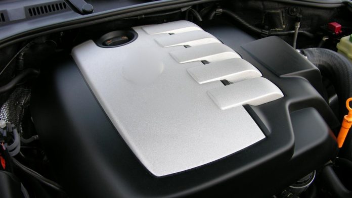Двигун 2.5 TDI на Transporter T5 і Touareg (AXD, AXE, BNZ, BPC): конструкція, олива, проблеми Двигун 2.5 TDI R5 у моторному відсіку VW Touareg