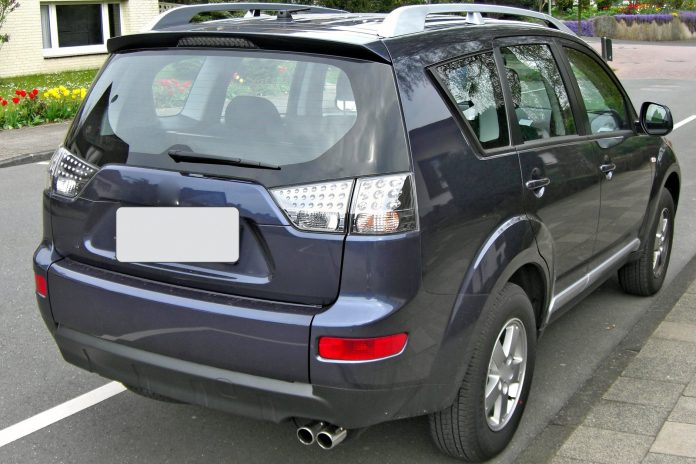 Mitsubishi Outlander другого покоління, вид ззаду