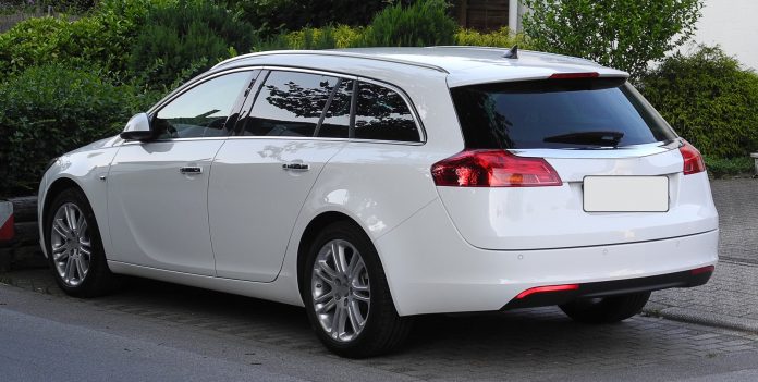Двигун Opel A20DTH 2.0 CDTI (Insignia A, Astra J, Zafira C): версії, ремінь ГРМ, олива, проблеми Opel Insignia Sports Tourer 2.0 CDTI, вид ззаду