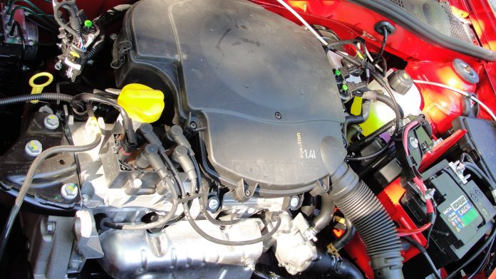 Двигун K7J 1.4 8V (Renault Logan, Sandero, Clio): характеристики, ремінь ГРМ, клапани, проблеми Двигун Renault K7J 1.4 8V у моторному відсіку Dacia Sandero