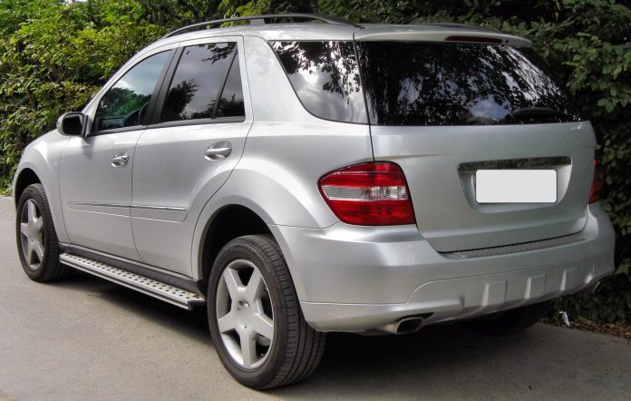 Двигун Mercedes-Benz M273 V8 4.7 і 5.5 (S 500, E 500, ML 500, GL 450): проміжна шестерня, олива Mercedes-Benz ML 500 W164, вид ззаду